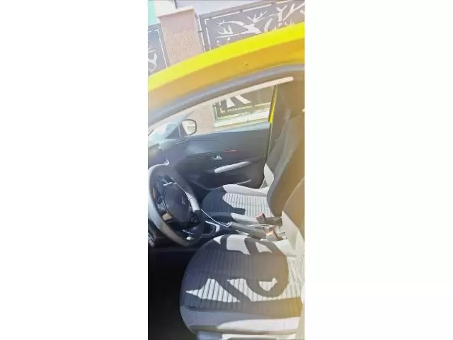 Peugeot 208 - Imagine 8/9